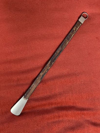 null GUCCI, 1970

Chausse-pied en métal chromé et pécari.

Accidents.

L. 55 cm
