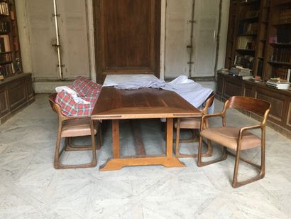 null Travail MODERNE

Grande table de bibliothèque en bois de placage

Elle repose...