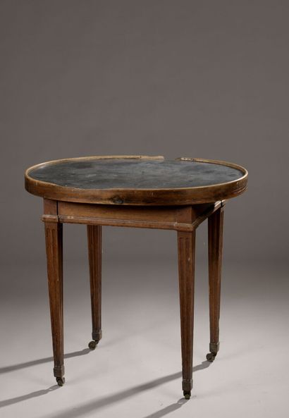 null Table de salon en bois naturel, fin de l'époque Louis XVI

Le plateau ovale...