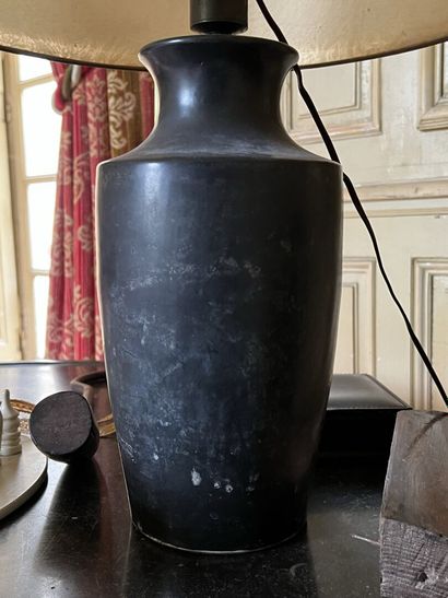 null Vase montée en lampe en porcelaine noire.

H. 30 cm