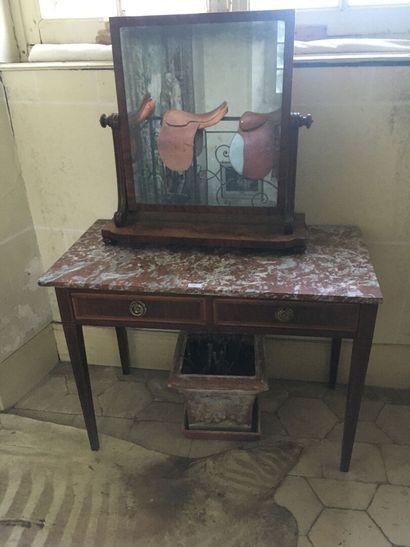 null ANGLETERRE, fin XIXe siècle

Table de toilette en placage d'acajou.

Elle ouvre...