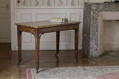 null ANGLETERRE

Table de salon en placage d'acajou d'époque George IV

À décor d'une...