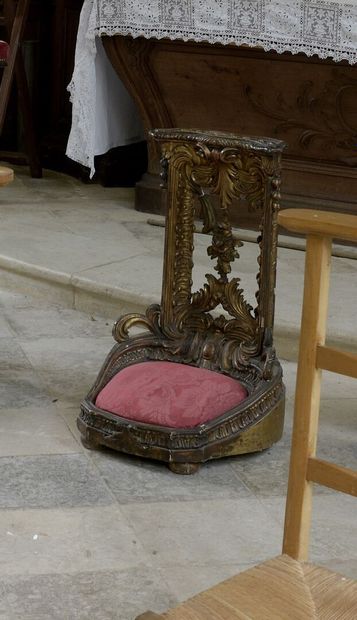 null Prie-Dieu en bois mouluré, sculpté et doré de style Louis XV

À décor de feuillages,...