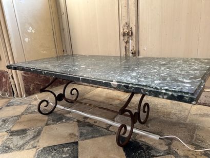 Table basse en fer forgé vers 1950 Dans le gout de Poillerat Dessus de marbre vert...