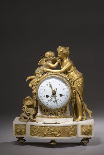 null Pendule en bronze ciselé et doré, fin de l'époque Louis XVI

À décor de l'amour....