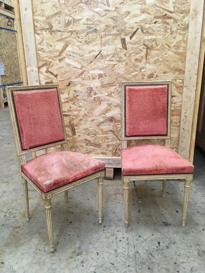 Paire de chaises en bois mouluré sculpté, de style Louis XVI A dossier plat carré, elles reposent sur des opieds fuselés, cannelés H.94 L.44 P.42 cm