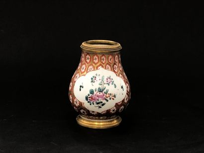 Petit vase en porcelaine à décor dans le...