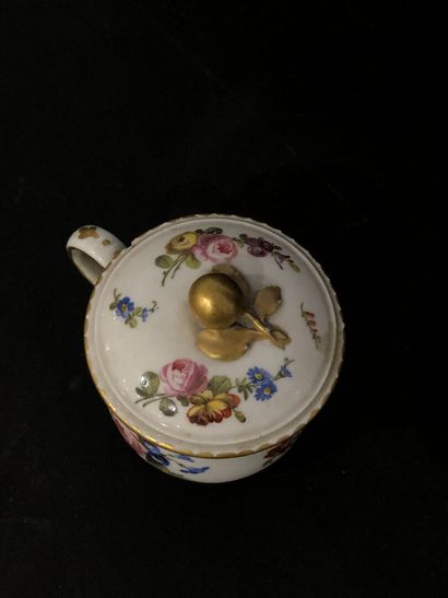 null Sèvres

Covered juice pot in hard porcelain

With polychrome decoration of bouquets...
