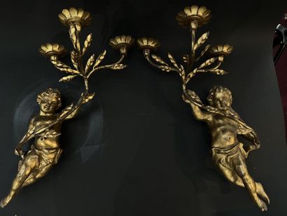 null Pair of sconces in carved and gilded wood, Italian work of the 19th century.

Decorated...