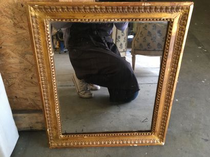 null Petit miroir en bois mouluré et sculpté

54 x 46,5 cm