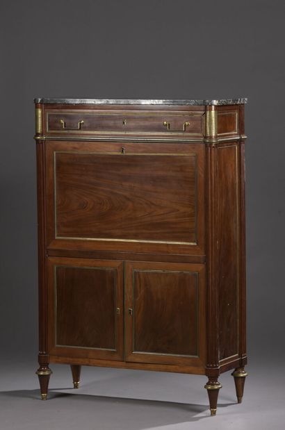 null Mahogany and mahogany veneer desk with flap, Louis XVI period

H.141 W.93 D.39...