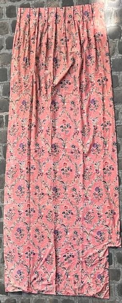 null Two pairs of curtains with Indian decoration, 20th century

Tear in one.

401...