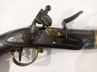 null Pommel gun, model 1822. Round barrel with thunderbolt. Lock engraved Mre Rle...