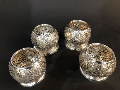 null 
Four silver candlesticks low title, Morocco


H.10,5 cm
