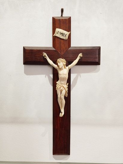 Crucifix en ivoire 

Hauteur totale 35 cm

Largeur...