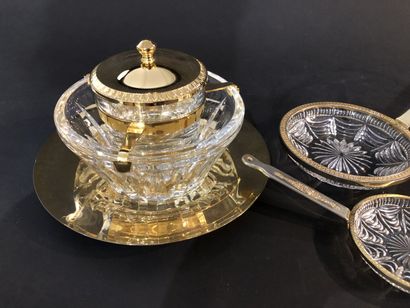 null BACCARAT

Ensemble à caviar D.23,5 cm

On y joint deux poêlons, 1 plateaux en...