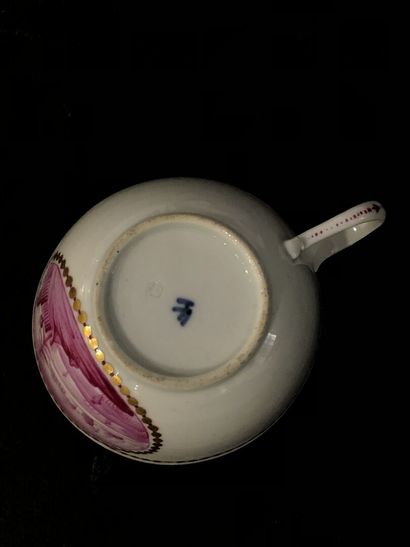 null Willendorf

4 porcelain teacups and their saucer decorated in pink monochrome...