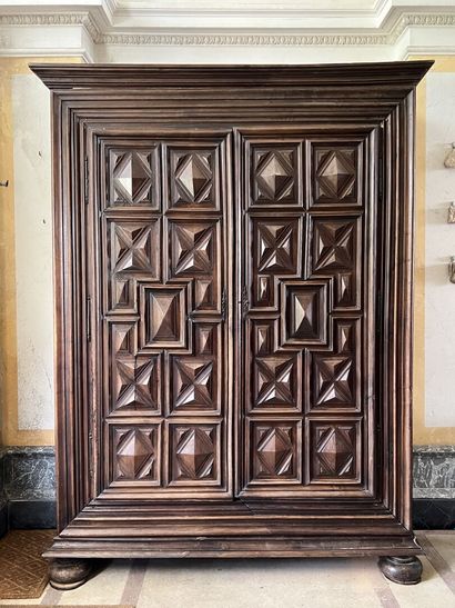 null Molded and carved walnut cabinet, 18th century

With two doors decorated with...