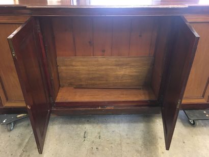 null Mahogany and mahogany veneer sideboard

It opens with four doors

H.102 L.218...