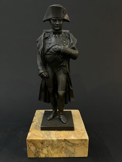 null Ecole française du XIXe

Napoléon en pied

Statuette en bronze patiné vert

Contre...