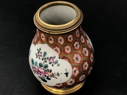 null Small porcelain vase decorated in the Chinese style 

Bronze frame in the Louis...