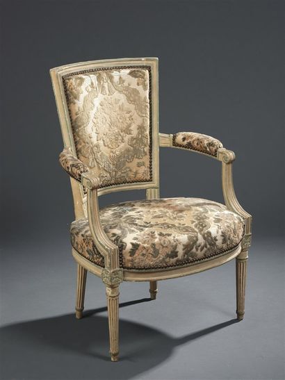 null Fauteuil à dossier carré en bois mouluré et sculpté d'époque Louis XVI

Il repose...