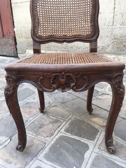 null 
Chaise en bois mouluré et sculpté d'époque Louis XV marque de la jurande de...