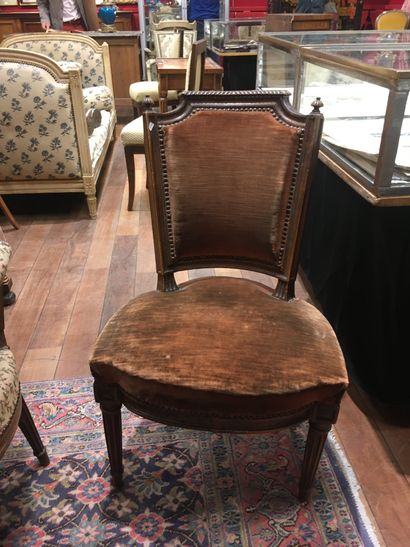 null 
Ensemble de deux fauteuils et deux chaises en bois mouluré et sculpté d'époque...