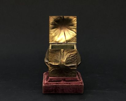 null Geza Laczak

Small cubic brass box 

7,5 x 9 x 8 cm