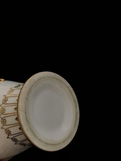 null SÈVRES, Restoration period - Milk jug with flower garland decoration.

A crack.

H....