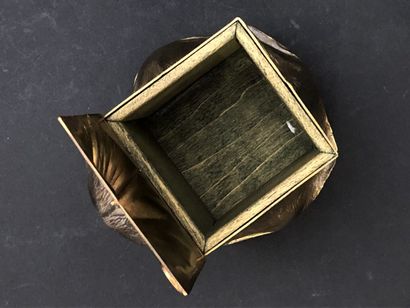 null Geza Laczak

Small cubic brass box 

7,5 x 9 x 8 cm