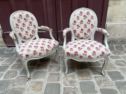 null Paire de fauteuils en bois mouluré et sculpté d'époque Louis XV

A dossier cabriolet,...