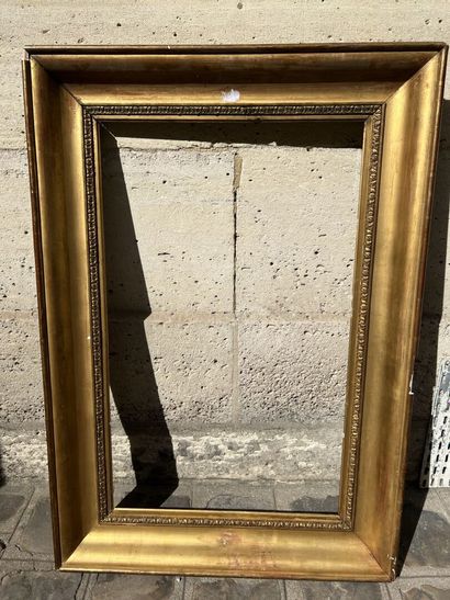 null Gilded wood frame, 19th century

56 x 90 cm (rabbet)

108 x 74 cm (total)

...