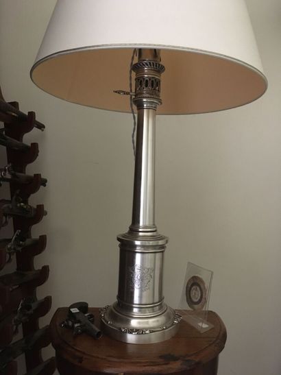 null Travail ANGLAIS, fin XIXe siècle

Paire de lampes à pétrole en métal argenté...