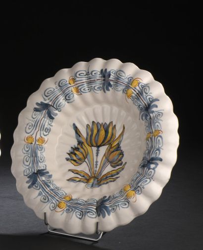 NEVERS, 17th century 
Round dish with a gadrooned...