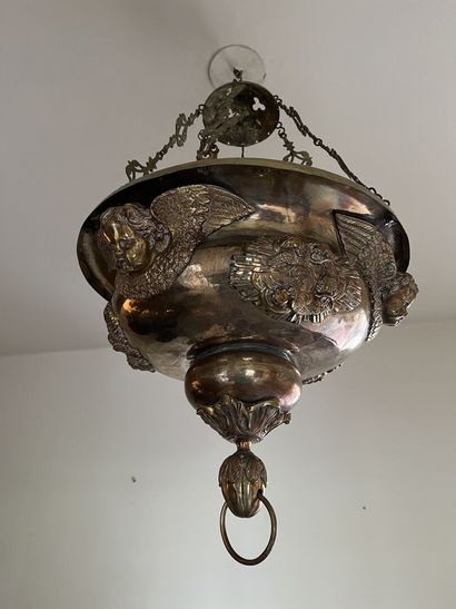 null Lampe d'église en laiton doré et argenté, XVIII-XIXe siècle

A décor d'angelots.

H....