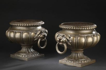 null Paire de vases, fin du XIXe siècle 

En fonte sur piédouche à décor de godrons.

H....
