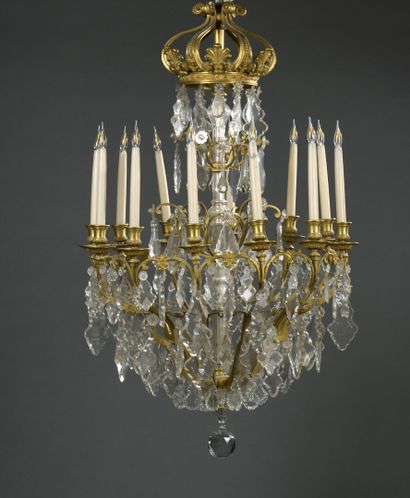 null Important lustre à douze lumières en bronze ciselé et doré, style XVIIIe siècle

À...