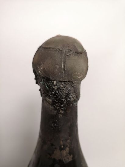 null 1 old MARC bottle - producer not legible

Old bottle with remaining "Latour"...