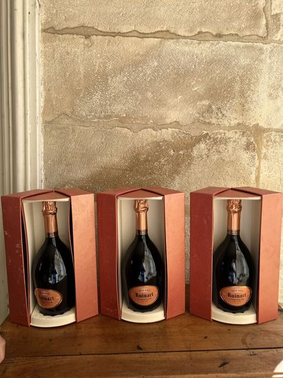 null 3 bouteilles de Champagne Ruinard rosé 

Dans leur coffret 



Lieu : Semur...