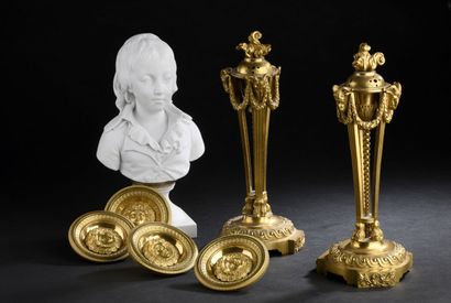 null Pair of chased and gilded bronze cassolette candlesticks, Louis XVI period
In...