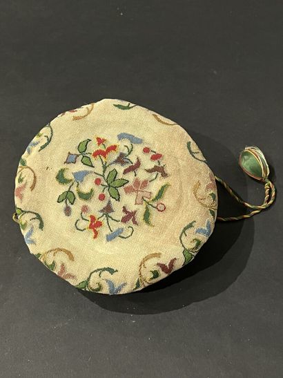 null Purse for gaming chips, circa 1830, linen stamen embroidered with polychrome...