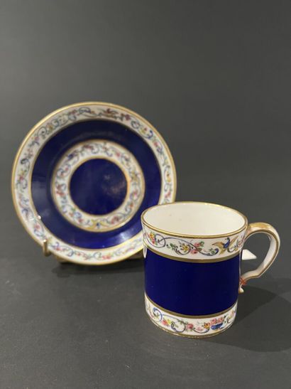 null SÈVRES, late 18th century
Litron cup and its saucer in soft porcelain with polychrome...