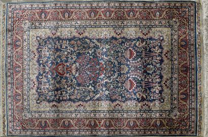 null Tapis Hereke en soie pure, Turquie, premier quart du XXe siècle
Tapis de prière...