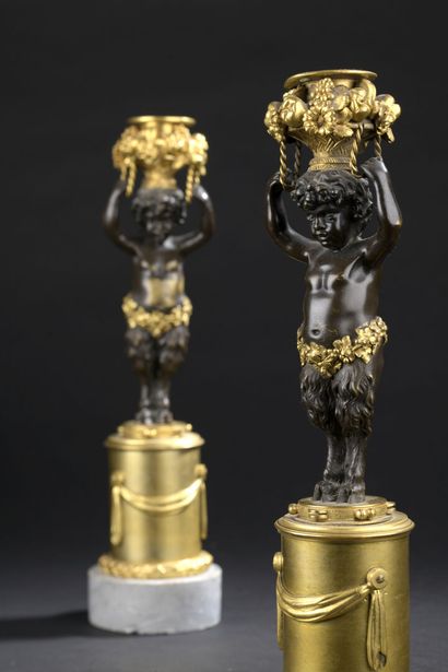 null Paire de flambeaux en bronze patiné et doré d'époque Louis XVI
À décor d'un...