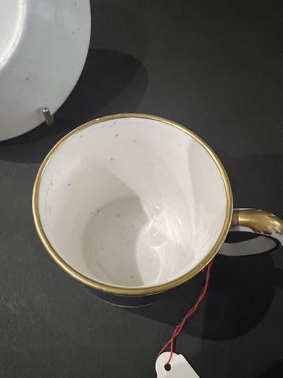 null SÈVRES, fin du XVIIIe siècle
Gobelet litron et sa soucoupe en porcelaine tendre...