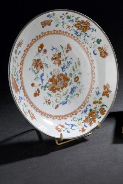 null CHINA, 18th century
Porcelain plate with floral decoration in the pompadour...