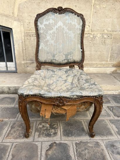null Chaise en bois mouluré et sculpté d'époque Louis XV
À dossier chantourné, elle...