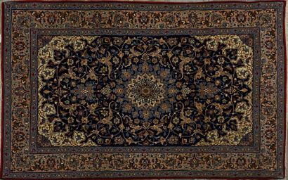 null Tapis Ispahan ou Isfahan, en laine et proche de la qualité d'un tapis Seirafian,...