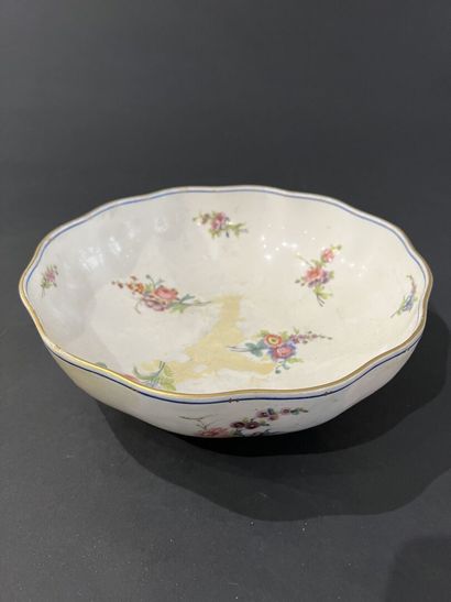 null SÈVRES, 18th century, 1779
Round salad bowl with contoured edge in soft porcelain...